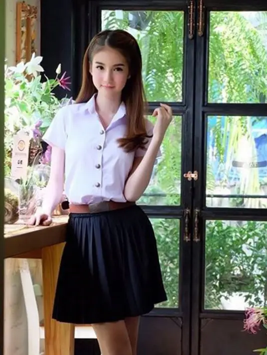 Dengan kulit putih dan badan yang ramping, Yoshi Rinrada tidak terlihat seperti pria sama sekali. Bahkan Yoshi dijuluki sebagai salah satu pria paling cantik di negara tersebut. (instagram.com/yoshirinrada)