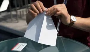 Buat Pesawat Kertas Sepanjang 59 Meter, Siswa Ini Catat Rekor Dunia