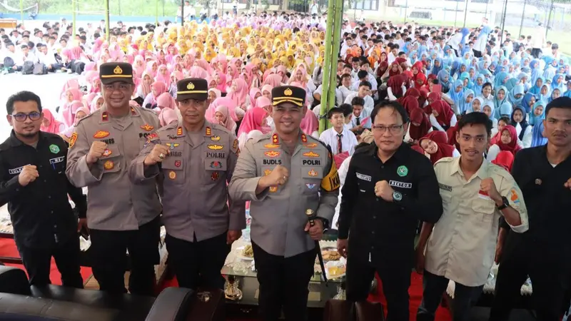 Kepala Polres Rokan Hulu AKBP Budi Setiyono bersama ribuan mahasiswa menyatakan tidak akan menjadi golput dalam Pilkada 2024 dan melawan berita hoax.