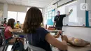 Suasana kegiatan belajar dengan metode blended learning (sistem pembelajaran campuran) di Lycee Francais De School, Jakarta, Jumat (28/5/2021). Sekolah ini menerapkan sistem pembelajaran tatap muka dengan daring agar ruang kelas hanya diisi 50 persen kapasitas siswa. (Liputan6.com/Faizal Fanani)