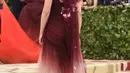 Scarlett Johansson menunjukkan tato di punggungnya saat menghadiri Met Gala 2018 di Metropolitan Museum of Art di New York (7/5). Tema Met Gala kali ini adalah “Heavenly Bodies: Fashion and the Catholic Imagination”. (Photo by Evan Agostini/Invision/AP)