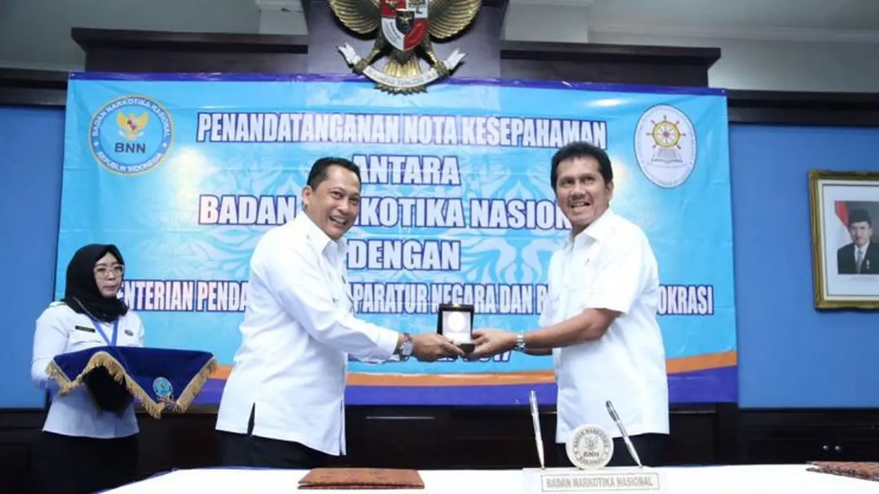 Kementerian PANRB menandatangani kesepakatan kerja sama dengan BNN terkait pencegahan penyalahgunaan narkoba, Senin (8/5/2017). (Ilyas/Liputan6.com)