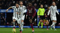 Penyerang Juventus Angel Di Maria (kiri) mengalahkan gelandang Salernitana Lassana Coulibaly pada pekan ke-21 Liga Italia 2022/2023 di Stadio Arechi, Rabu dini hari WIB (8/2/2023). Dengen kemenangan ini posisi Bianconeri di klasemen sementara naik ke posisi 10 dengan raihan 26 angka. (Photo by Andreas SOLARO / AFP)