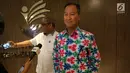Menteri Sosial Agus Gumiwang Kartasasmita menjawab pertanyaan wartawan usai menerima kunjungan jajaran Emtek Group di Kementerian Sosial, Jakarta, Selasa (18/12). Kunjungan tersebut membahas kerja sama di sektor media. (Liputan6.com/JohanTallo)