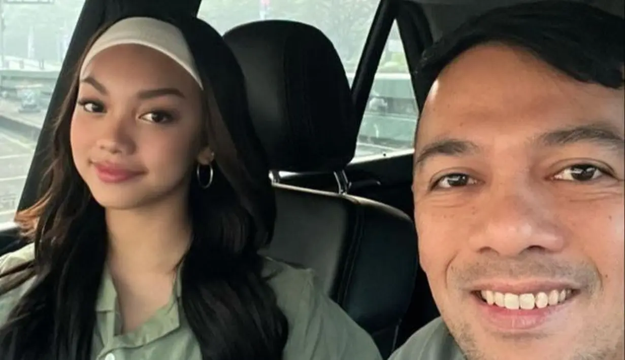 Berbeda dari nama-nama sebelumnya, Naura sudah berstatus jadi mahasiswa. Seperti ini gaya Naura ketika masuk kuliah perdana bareng sang ayah. [Instagram/naura.ayu]