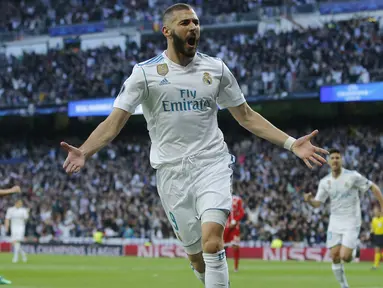 Penyerang Real Madrid, Karim Benzema merayakan golnya ke gawang Bayern Munchen pada leg kedua semifinal Liga Champions di Santiago Bernabeu stadium, Madrid, (1/5/2018). Madrid bermain imbang 2-2. (AP/Paul White)