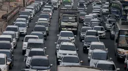 Sejumlah kendaraan terjebak kemacetan di ruas Tol Jakarta-Cikampek, Bekasi, Rabu (13/6). Pada H-2 Lebaran yang diprediksi puncak arus mudik, kendaraan pemudik yang melintasi ruas tol Jakarta-Cikampek mengalami kemacetan. (Merdeka.com/Iqbal S. Nugroho)