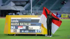 Atlet Indonesia, Maria Natalia Londa, berpose usai final lompat jauh putri SEA Games 2025 di Suphachalasai National Stadium, Pathum Wan, Bangkok, Thailand, Selasa (16/12/2025). Atlet Indonesia, Maria Natalia Londa, berhasil menambah pundi medali untuk Indonesia di SEA Games 2025 Thailand. (Bola.com/Bagaskara Lazuardi