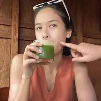 Maudy Ayunda saat menikmati segelas minuman. Namun, yang bikin salfok adalah jemari Jesse Choi menowel pipi sang istri. Aksi towel pipi yang dilakukan Jesse Choi menjadi sorotan netizen. Banyak yang merasa baper dengan interaksi manis keduanya. (Instagram/maudyayunda)