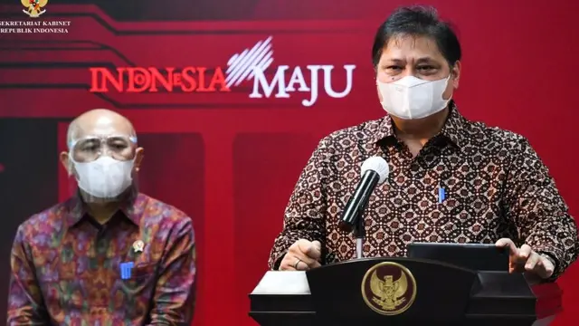 Menteri Koordinator Perekonomian Airlangga Hartarto dan Kepala BNPB Doni Monardo