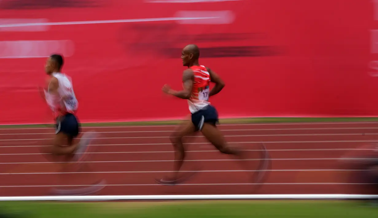 Pelari Indonesia Endi Nurdin Tine berlari pada final lari 1.500 meter putra T20 ASEAN Para Games 2022 di Stadion Manahan, Solo, Jawa Tengah, Selasa (2/8/2022). Endi Nurdin Tine berhasil menyumbangkan medali emas untuk Indonesia dengan catatan waktu 4.37 detik. (Foto: Dok. ASEAN Para Sports Federation)