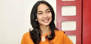 Tika Bravani dikenal sebagai aktris spesialis film drama, namun kali ini ia keluar dari zona nyaman dan mencoba sesuatu yang baru