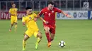 Penyerang Persija, Marko Simic berebut bola dengan pemain Song Lam Nghe An pada laga grup H Piala AFC di Stadion GBK Jakarta, Rabu (14/3). Persija unggul 1-0 atas Song Lam Nghe An. (Liputan6.com/Helmi Fithriansyah)