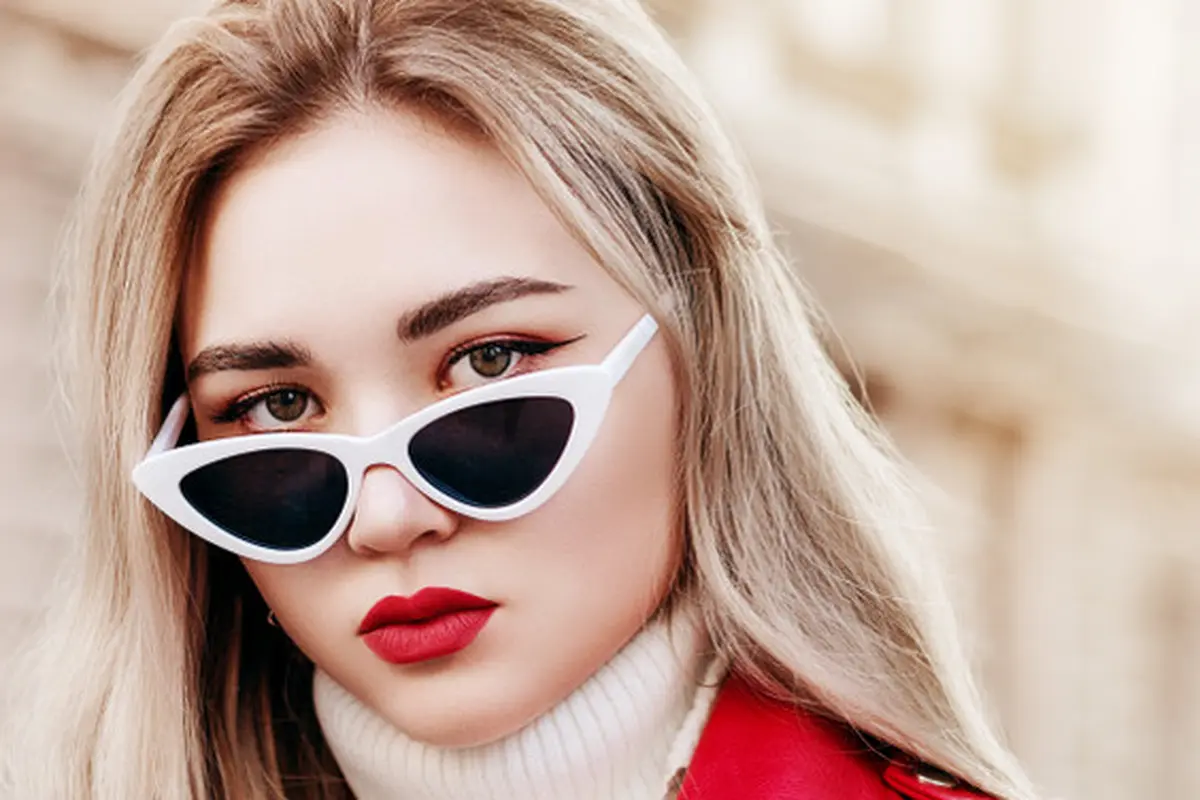 dewasa baju merah cantik rambut pirang tidak tersenyum