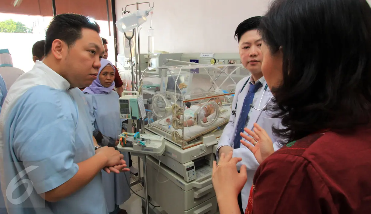 Anggota DPR RI Fraksi PDIP Charles Honoris (kiri) saat menjenguk Bayi yang mengalami usus bocor di RS Husada, Jakarta Barat, Sabtu (11/6). Charles memberikan bantuan kepada bayi tersebut 50 juta untuk biaya operasi. (Liputan6.com/Johan Tallo)