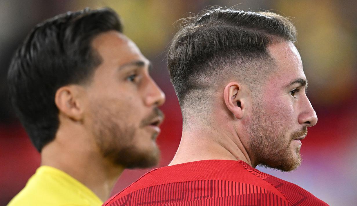 Pemain Liverpool, Alexis Mac Allister (kanan) dan pemain Union Saint-Gilloise, Kevin Mac Allister sebelum laga Grup E Liga Europa 2023/2024 di Anfield, Liverpool, Inggris, Jumat (6/10/2023) dini hari WIB. (AFP/Oli Scarff)