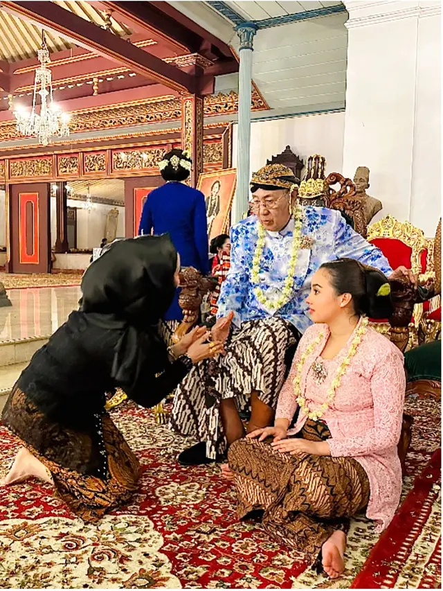5 Potret Roro Fitria Kenang Sowan Pakubuwono XIII, Sampaikan Belasungkawa
