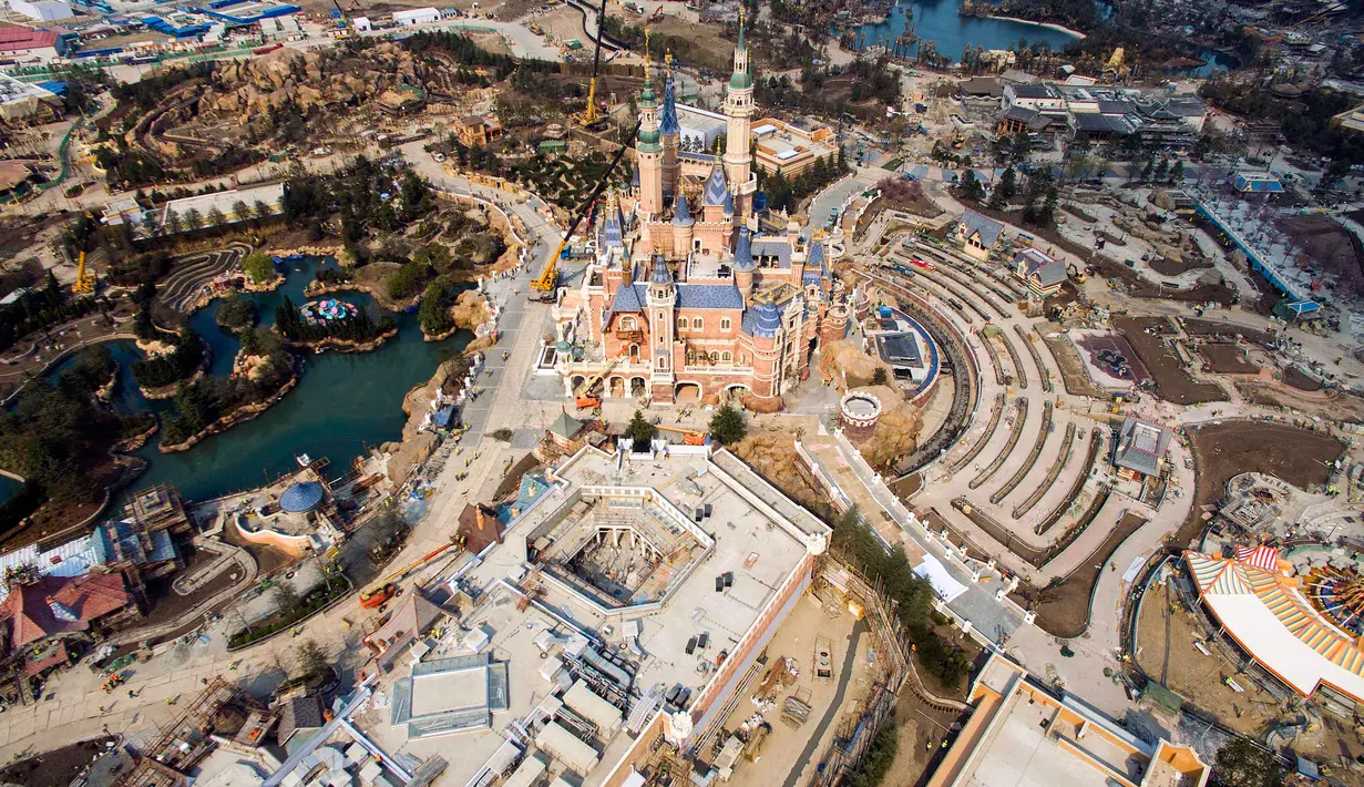 Pandangan udara Shanghai Disney Resort dan taman hiburan di Pudong, Shanghai (28/3). Harga tiket standar untuk satu hari di Shanghai Disney Resort dibanderol harga 370 yuan atau setara dengan Rp 750 ribu. (AFP/STR/Cina OUT)