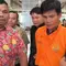 Tersangka korupsi jualan sawit milik pemerintah daerah Kabupaten Kuansing digiring petugas untuk dibawa ke penjara. (Liputan6.com/M Syukur)