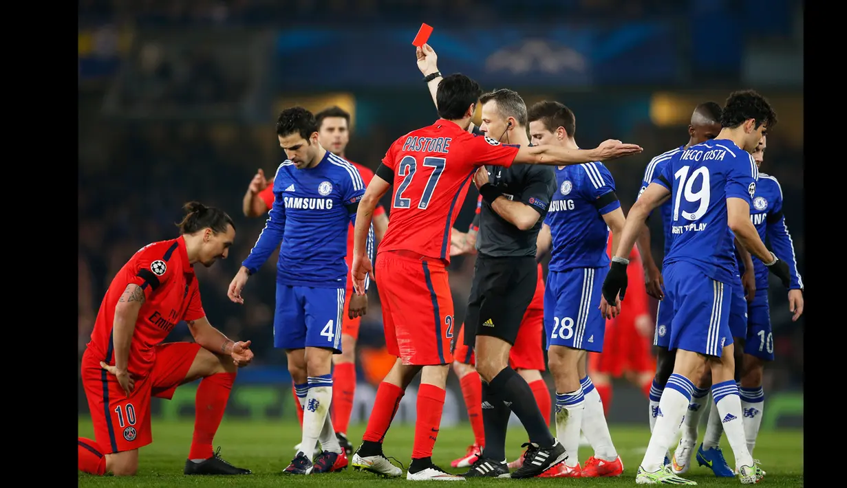 Penyerang PSG, Zlatan Ibrahimovic mendapatkan kartu merah dari wasit Bjorn Kuipers pada leg kedua 16 besar Liga Champions di Stadion Stamford Bridge, London, Inggris (11/3/15) . Chelsea bermain imbang 2-2 dengan Paris St Germain. (Reuters/John Sibley)
