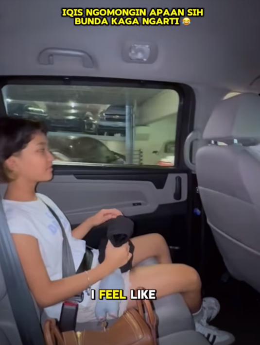 Pakai celana pendek dan baju kaus, Bilqis ini sangat santai. Sepatu yang dikenakannya mendukung penampilannya makin stylish. Bilqis jarang mengenakan aksesori berlebih ketika bepergian. Dalam momen yang direkam oleh Ayu ini, Bilqis sedang berbicara pakai bahasa Inggris. Keduanya sedang dalam perjalanan mengunjungi beberapa tempat, salah satunya restoran ramen. (Liputan6.com/IG/@ayutingting92)