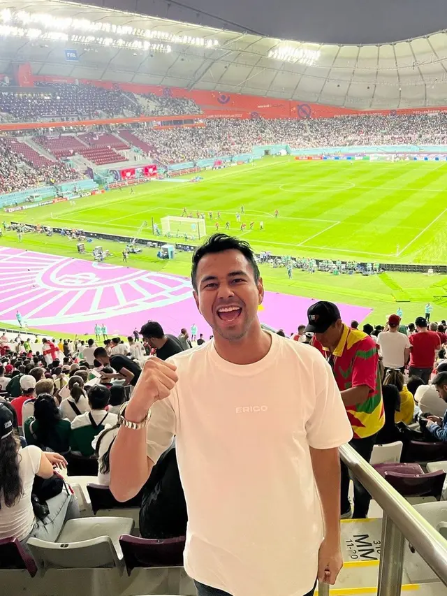 6 Potret Raffi Ahmad Nonton Langsung Piala Dunia, Rafathar Senang Inggris Menang