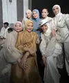 Putri Zulhas sendiri tampil serba putih dengan blazer dan inner motif 3D bunga mawar dipadukan celana panjang dan kerudung putihnya. [@byayudyahandari]