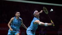 Ganda putra Indonesia, Fajar Alfian/Muhammad Rian Ardianto mengembalikan bola ke arah lawannya, pasangan Chinese Taipei pada laga babak 32 besar Daihatsu Indonesia Masters 2024 di Istora Senayan, Jakarta, Selasa (23/1/2024). Fajar Alfian/Muhammad Rian Ardianto menang dua game langsung 21-16, 21-14. (Bola.com/Bagaskara Lazuardi)