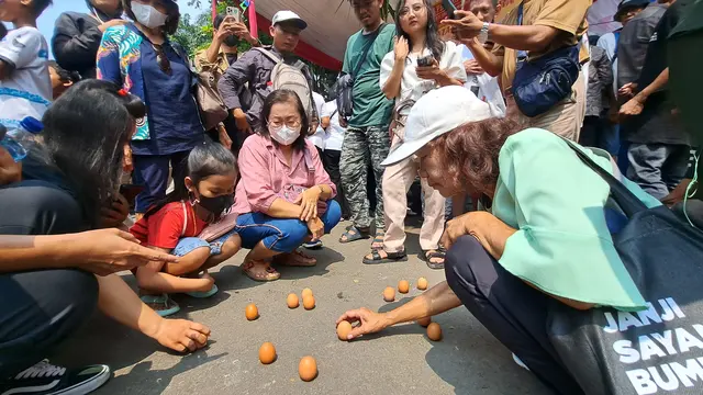 Warga mencoba memberdirikan telur saat Festival Peh Cun di Tangerang, Kamis (22/6/2023).