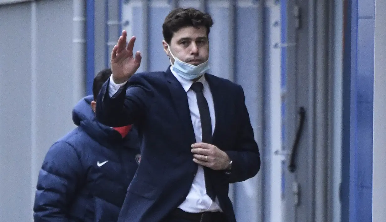 Pelatih Paris Saint-Germain (PSG), Mauricio Pochettino, menyapa rekan media usai meninggalkan Pusat Latihan PSG di Paris, Selasa, (5/1/2021).  PSG resmi memperkenalkan Pochettino sebagai pelatih baru. (Photo by Bertrand GUAY / AFP)