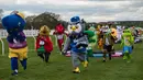Sejumlah orang mengenakan kostum badut mengikuti lomba lari dalam acara Mascot Gold Cup tahunan ke-13 di Wetherby Racecourse, Inggirs (29/4). Acara ini merupakan lomba lari sejauh 200 meter. (AFP/Oli Scarff)