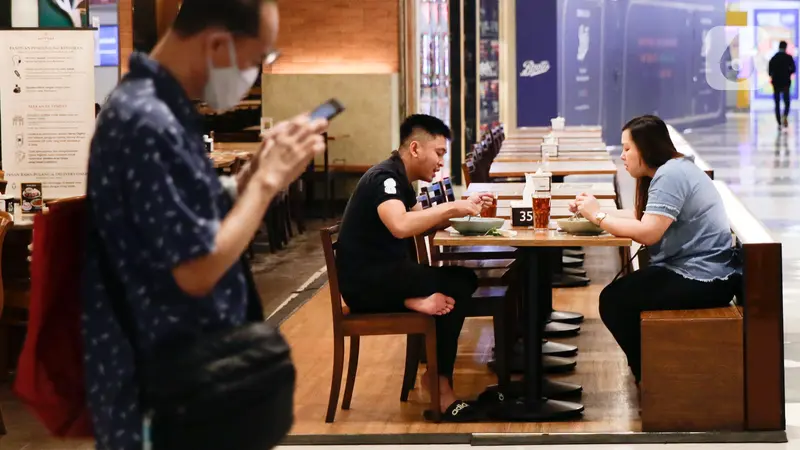 FOTO: Restoran di Mal Kembali Layani Pengunjung Makan di Tempat