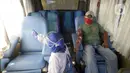 Petugas PMI menyemprotkan cairan saat mengambil darah pendonor di mobil donor darah keliling, Tangerang Selatan, Banten, Jumat (17/7/2020). PMI mengintensifkan pengoperasian mobil donor darah keliling untuk memenuhi persediaan stok darah saat pandemi COVID-19. (merdeka.com/Dwi Narwoko)