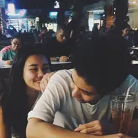 Ketika diusia muda sedang merasakan jatuh cinta, seakan dunia ini milik berdua. Kini Aaliyah Massaid putri dari penyanyi Reza Artamevia sedang merasakan hal serupa. (viainstagram@aaliyah.massaid/Bintang.com)