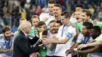 Presiden FIFA, Gianni Infantino, menyerahkan trofi Piala Konfederasi 2017 kepada kapten Jerman, Julian Draxler di Stadion Saint Petersburg, Rusia, Minggu (3/7/2017). Jerman menang 1-0 atas Cile. (EPA/Yuri Kochetkov)