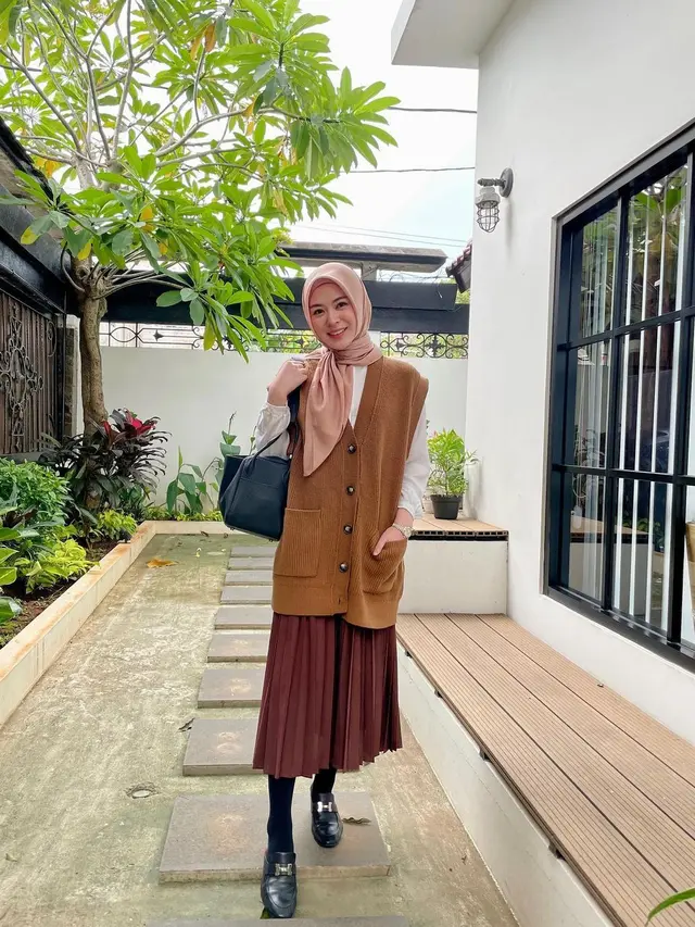 7 Inspirasi Gaya Hijab Ayana Jihye Moon, Simple dan Menawan