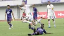 Pemain PSM Makassar, Serif Hasic, terjatuh saat berebut bola dengan pemain Persita Tangerang pada laga Shopee Liga 1 di Stadion Sport Center Tangerang, Jumat, (6/3/2020). Kedua tim bermain imbang 1-1. (Bola.com/M Iqbal Ichsan)