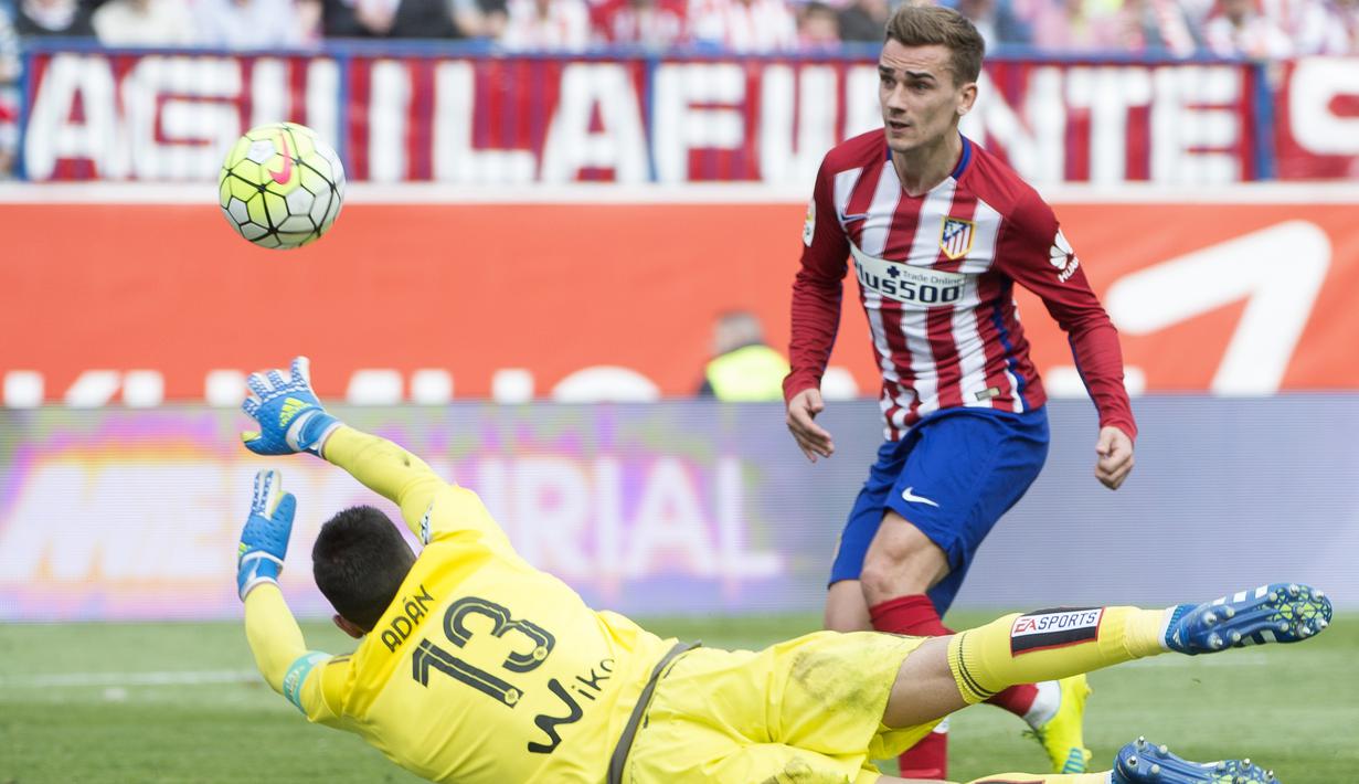 Striker Atletico Madrid, Antoine Griezmann, mencetak gol ke gawang Real Betis dalam laga La Liga di Stadion Vicente Calderon, Madrid, (2/4/2016). (AFP/Curto De La Torre)