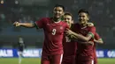 Para pemain Timnas Indonesia U-19 merayakan gol yang dicetak Rafly Mursalim ke gawang Kamboja U-19 pada laga persahabatan di Stadion Patriot, Bekasi, Rabu (4/10/2017). Indonesia menang 2-0 atas Kamboja. (Bola.com/Vitalis Yogi Trisna)