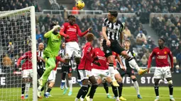 Manchester United (MU) kembali keok ketika berhadapan dengan Newcastle United. Kali ini MU tumbang 0-1 di St James Park pada lanjutan Liga Inggris 2023/2024. (Owen Humphreys/PA via AP)