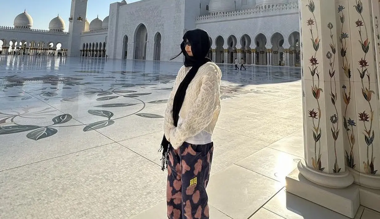 <p>Jennie pun tampil tertutup mengenakan knit hoodie putih dari rag &amp; bone seharga Rp1,5 jutaan. Dipadukan inner tshirt oversize putih. (@jennierubyjane)</p>