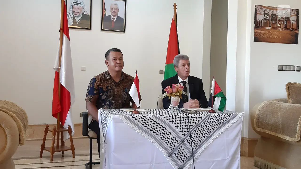 Direktur Politeknik Negeri Batam Uuf Brajawidagda dan Duta Besar Palestina Zuhair Al-Shun.