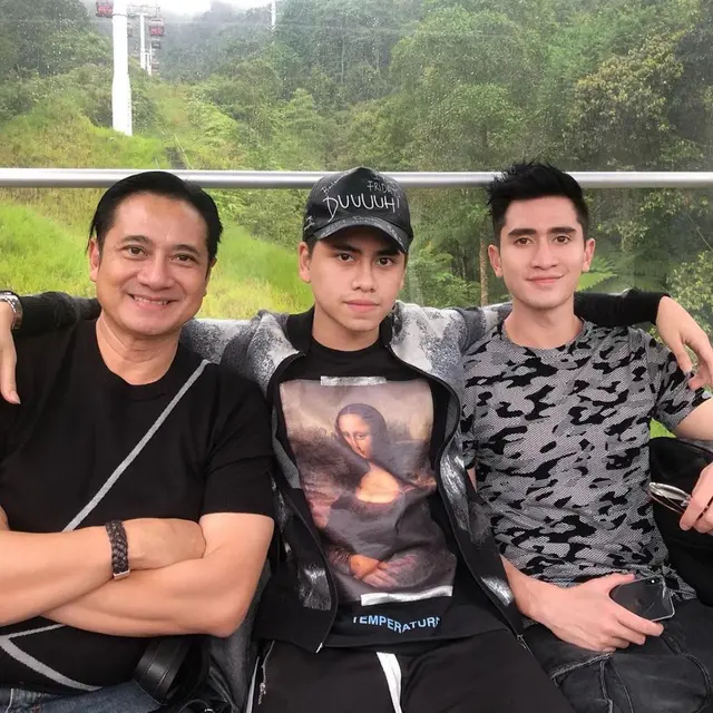 6 Potret Kebersamaan Verrell Bramasta dan Athalla Naufal Bareng Sang Ayah, Kompak