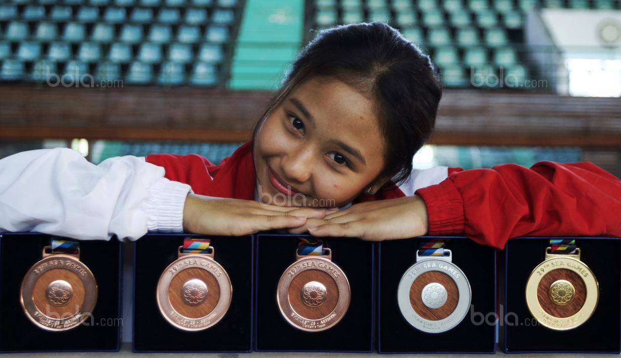 Selain satu emas atlet senam artistik, Rifda Irfanaluthfi juga meraih perak dan perunggu dari nomor berbeda pada SEA Games 2017 di Kuala Lumpur.  Rifda total meraih lima medali pada SEA Games 2017. (Bola.com/Nicklas Hanoatubun)