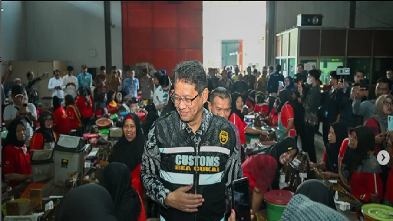 6 Gaya Menkeu Purbaya Yudhi Sadewa Berkemeja Batik, Auranya Menguar