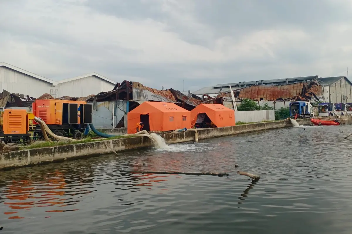 Sejumlah pompa portabel dikerahkan untuk menguras genangan banjir Kota Semarang menuju kolam retensi Terboyo di Kaligawe, Kota Semarang, Jawa Tengah, Minggu (2/11/2025).