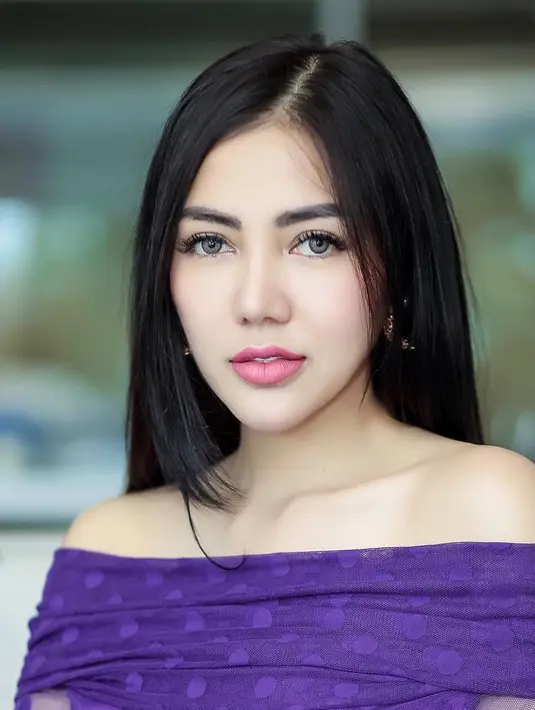 Dalam foto yang diunggah pada hari jadinya, Bella Shofie berfoto bersama dengan beberapa anak-anak. Anak-anak untuk mendoakan dirinya dan keluarganya. (Instagram/bellashofie5292)