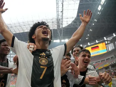Pemain timnas Jerman U-17, Paris Brunner merayakan golnya ke gawang Spanyol pada perempat final Piala Dunia U-17 di Stadion Internasional Jakarta di Jakarta, Indonesia, Jumat, 24 November 2023. (AP Photo/Achmad Ibrahim)