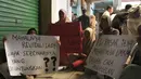 Mereka menyebut langkah tersebut tidak memiliki dasar hukum yang jelas. Diketahui, aksi protes pedagang Pasar Pramuka, Matraman, Jakarta Timur, telah berlangsung sejak Kamis (13/11/2025) kemarin. Tampak dalam foto, para pedagang melakukan aksi protes di dalam Pasar Pramuka, Jakarta Timur, Jumat (14/11/2025). (merdeka.com/magang/Rendi Saputra)