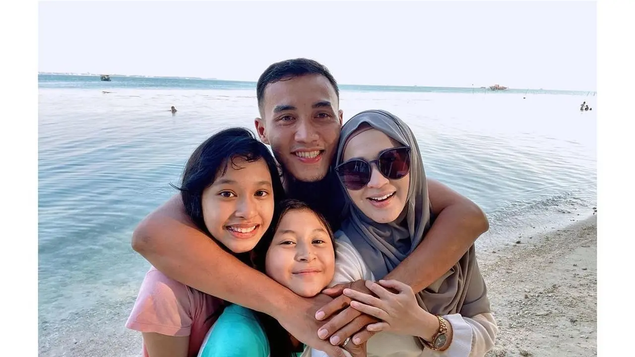 6 Potret Kebersamaan Putri Okie Agustina dan Ayah Sambungnya, Penuh Kehangatan